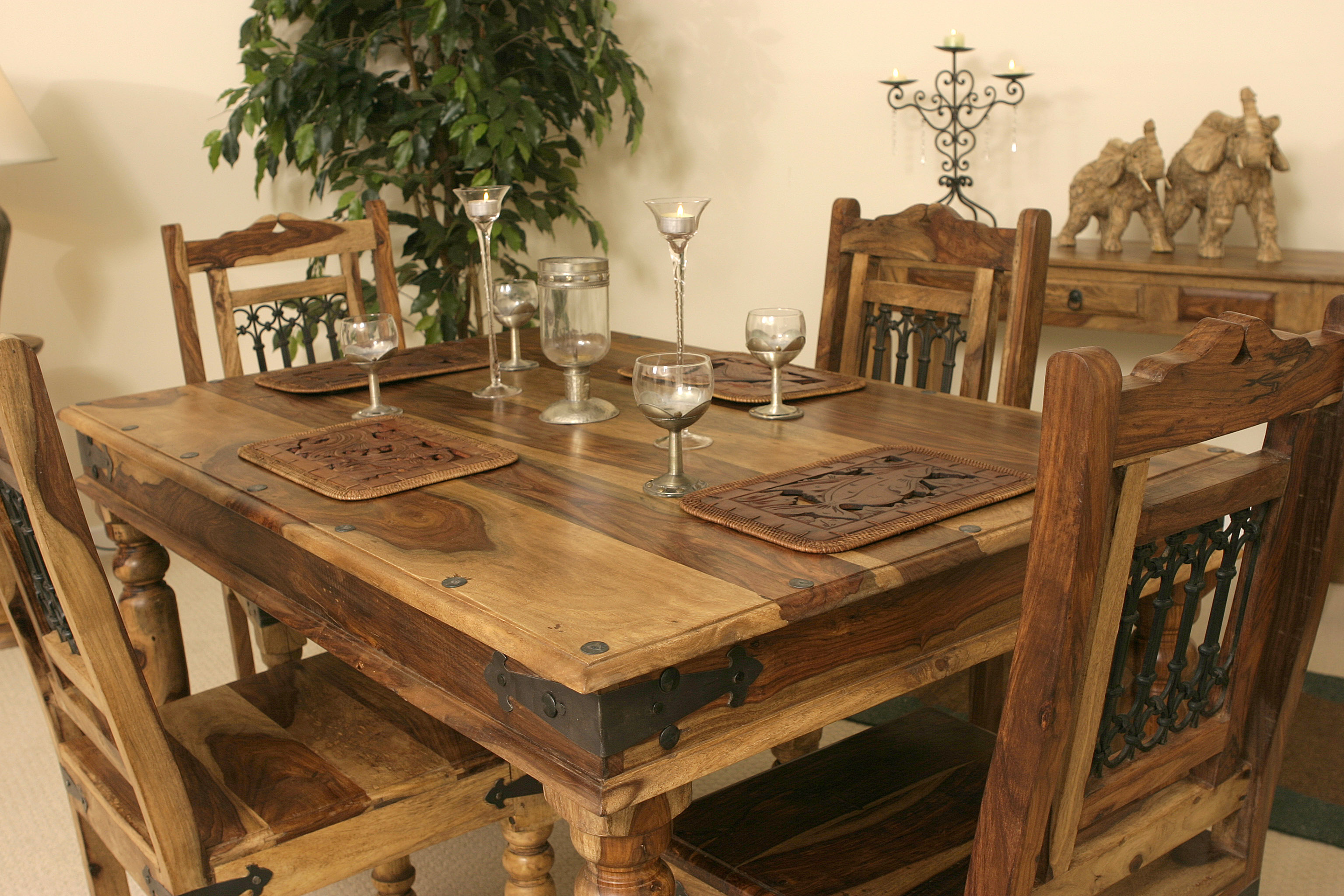 Деревянные столы и столики