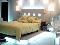 Настенно-потолочные светильники в интерьере спальни