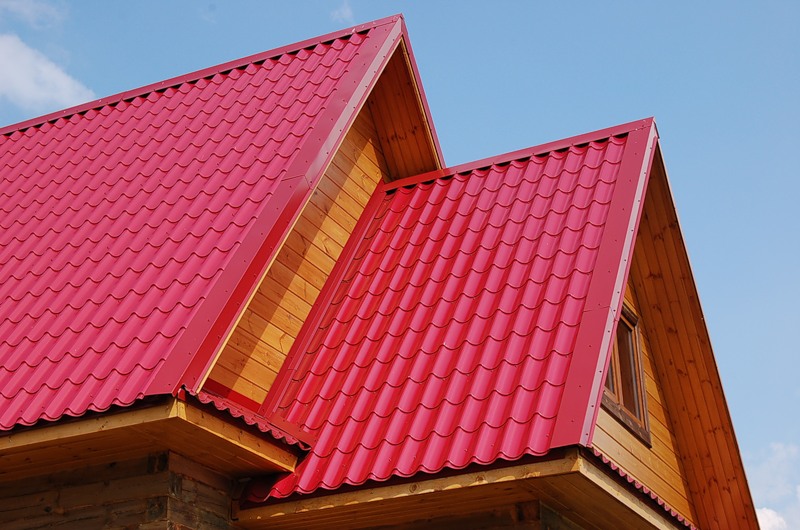 Применение металлочерепицы при возведении крыши
