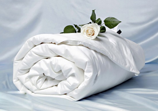 Шелковые одеяла и подушки