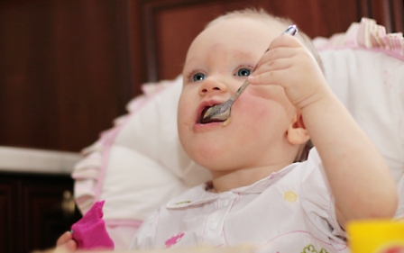 Приучаем ребёнка кушать самостоятельно