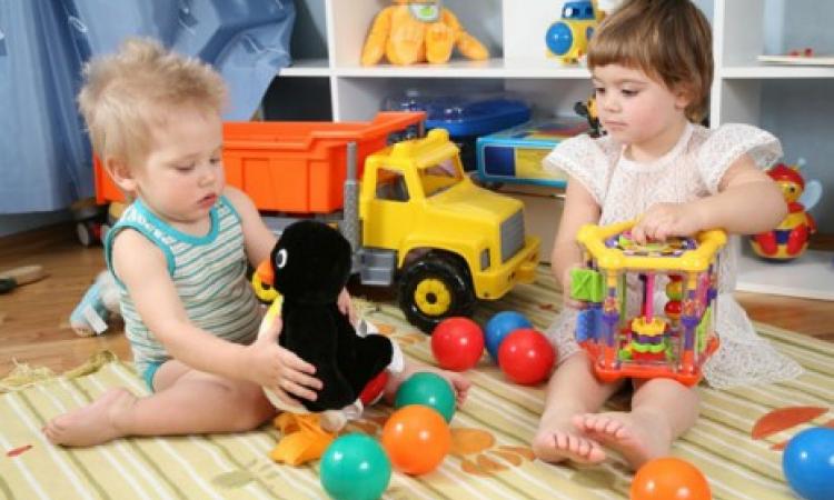 Ребенок и игрушка. Популярные игрушки у детей