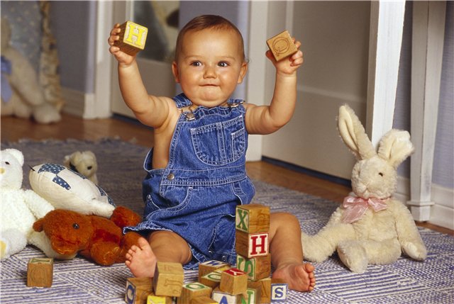 Какими игрушками порадовать своего малыша до года?