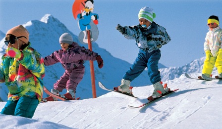 Учим ребенка кататься на лыжах и коньках