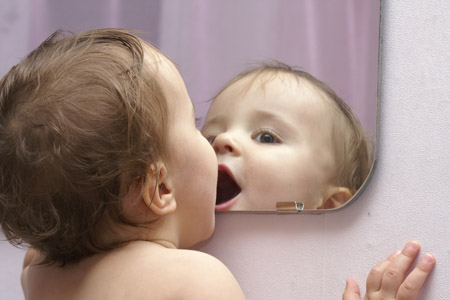 Зеркало и малыш