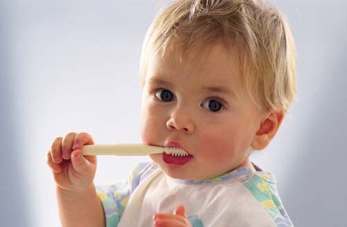У малыша начинают прорезаться зубки. Уход за зубами и зубная боль